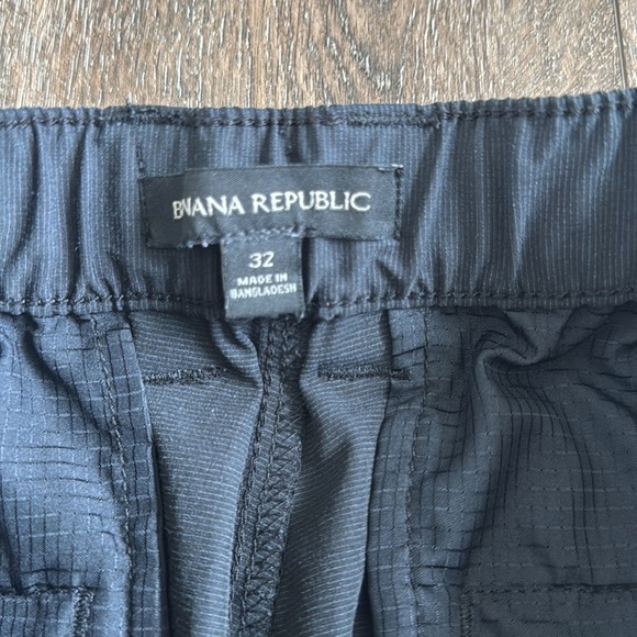 Banana Republic Men’s shorts.  Size 32.  Dark grey, almost black in color. - Picture 4 of 7